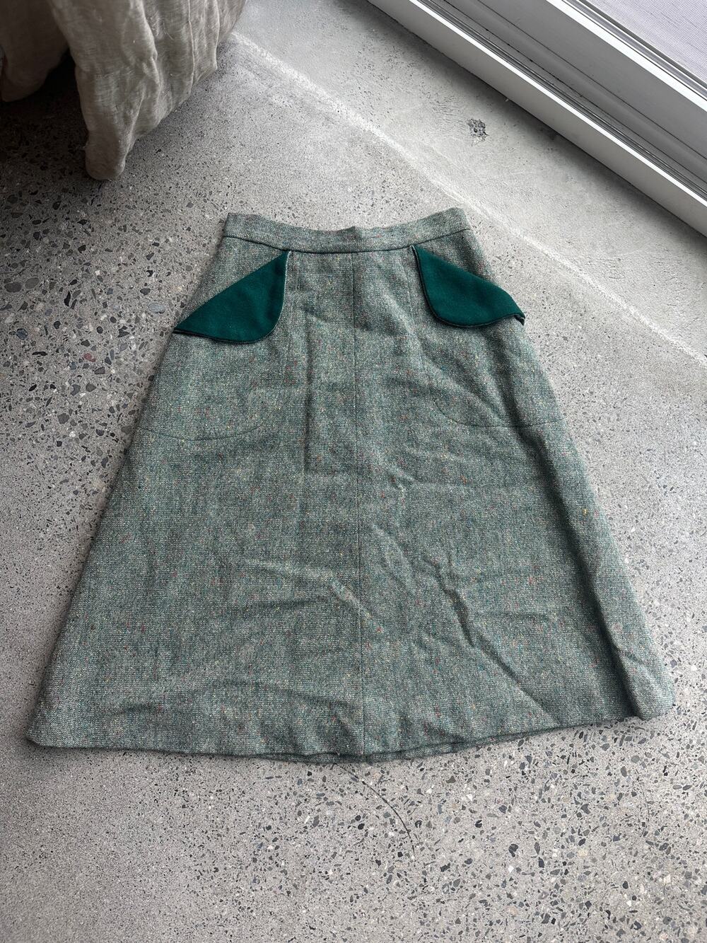 Vintage Women’s Skirt XS Green Tweed Wool Blend Midi A-Line Velvet Pocket 60 70s
